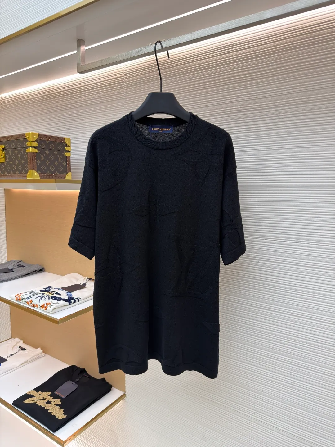 LOUIS VUITTON Four-leaf clover woolen short-sleeve ●Original version: purchased and developed for 10800 ●Item number: 1681109-A55 ●Fabric: combed cotton fabric ●Technology: woolen fabric ●Version: fitted version ●Weight: about 265 grams ●Size: XS-S-M-L ●Description: The wool material is made of 40s double-ply 100% combed cotton yarn, and the machine uses 14 needles and 2 yarns to weave the piece. A single piece takes 160 minutes per piece, 20 minutes for plate sewing, manual quality inspection, and specific three-standard washing. The overall wiring is straight and delicate, the fabric is comfortable and soft, and the color is consistent without color difference. It can be matched with the same style to create a fashionable look and control various occasions. Customized accessories, complete with three standards, same style for men and women!